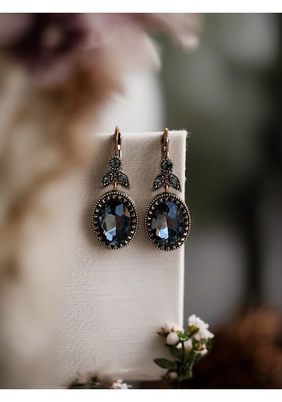 Kristal Taşlı Oval Kesim Sallantılı Küpe Gri