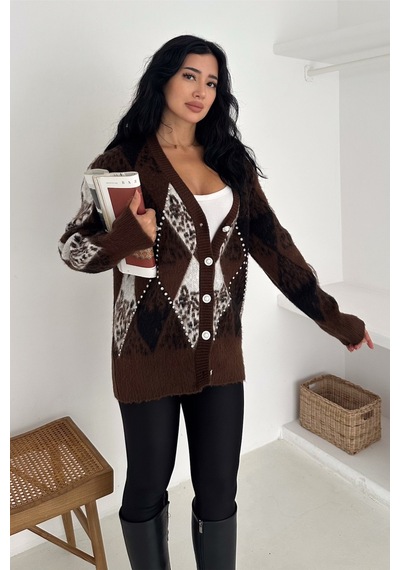 Femelle Kahverengi Baklava Desen İnci Taş İşlemeli Düğme Detaylı Oversize Triko Hırka Femelle Kahverengi Baklava Desen İnci Taş İşlemeli Düğme Detaylı Oversize Triko Hırka