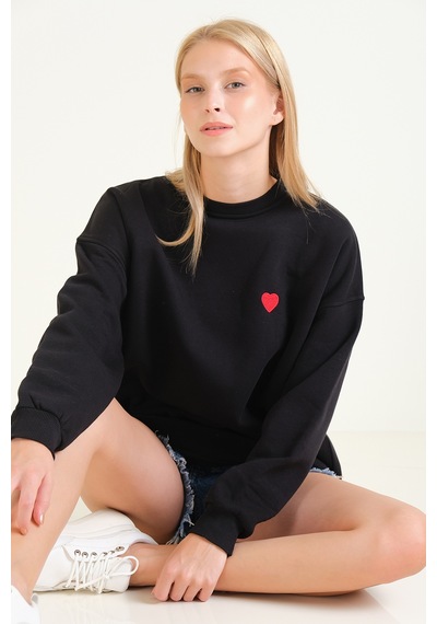 Giyim Dünyası Kadın Kalp Nakışlı 3 İp Şardonlu Oversize Sweatshirt Siyah 001