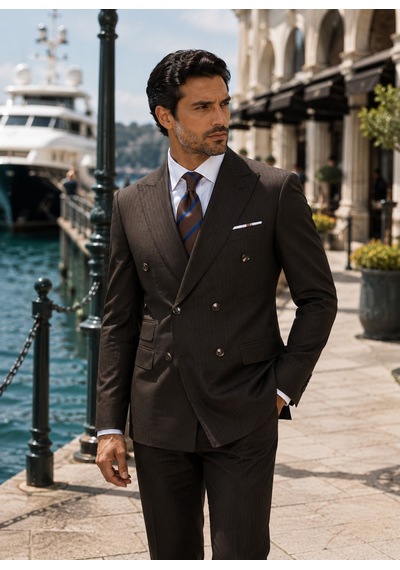 İlayda Emir Luxury, İtalyan Kesim, Slim Fit, Kruvaze, Çizgili, Erkek Takım Elbise Kahverengi İlayda Emir Luxury, İtalyan Kesim, Slim Fit, Kruvaze, Çizgili, Erkek Takım Elbise Kahverengi