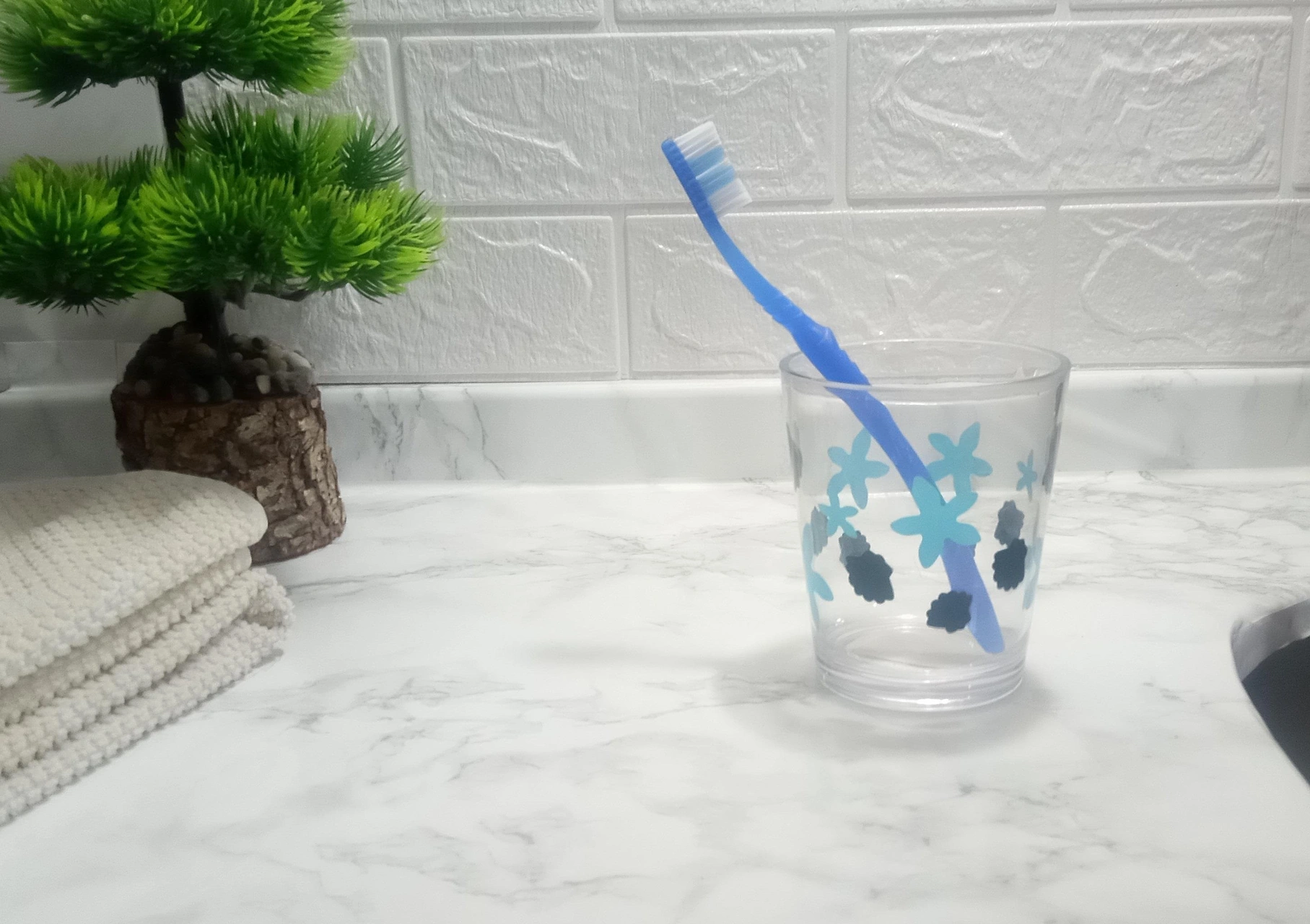 2 Adet Diş Fırçalık Ve Macun Kabı Benekli Akrilik 8x8x9cm Banyo Seti Çok Renkli