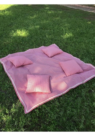 Kırmızı Pötikareli Piknik Örtüsü 160 160 Cm Ve 4 Adet Piknik Minderi 40 40cm Piknik Seti