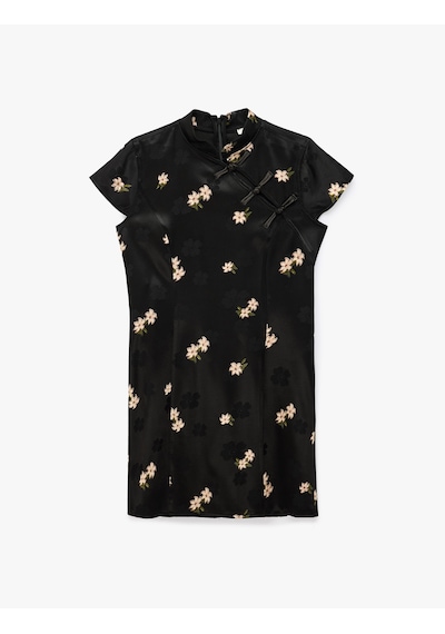 Koton Slim Fit Süs Düğmeli Kap Kol Mandarin Yaka Çiçekli Saten Qipao Mini Elbise Siyah Desenli 7wak80011ew Koton Slim Fit Süs Düğmeli Kap Kol Mandarin Yaka Çiçekli Saten Qipao Mini Elbise Siyah Desenli 7wak80011ew
