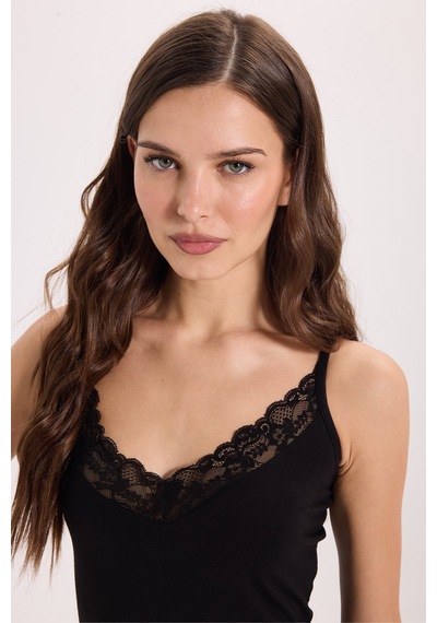 Tudors Kadın Slim Fit Dar Kesim Kolsuz V Yaka Dantel Detaylı Pamuklu Likralı Siyah Crop-51073