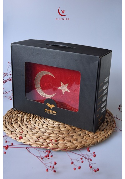 Kadife Kaplamalı Ahşap Plaket Kutu Kadife Kuran Türk Bayrağı İnci Tesbih Taşıma Çantalı Hediye Seti Kırmızı
