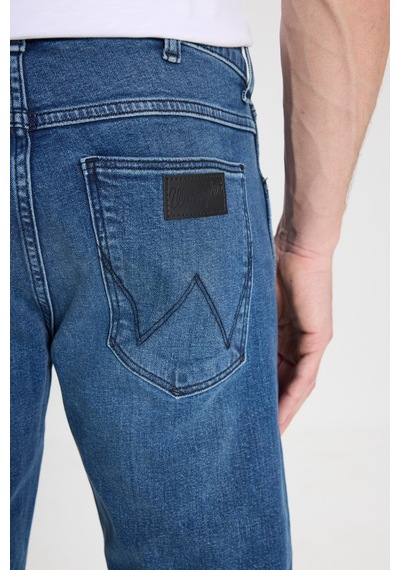 Wrangler Slim Fit Dar Kesim Düşük Bel Normal Paça Larston Mavi Esnek Jean Denim Pantolon Indigo Wrangler Slim Fit Dar Kesim Düşük Bel Normal Paça Larston Mavi Esnek Jean Denim Pantolon Indigo