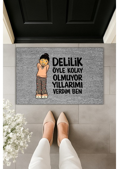 Rugmood Modern Dijital Baskı - Delilik Öyle Kolay Olmuyor Yazılı - Kapı Önü Paspası Gri