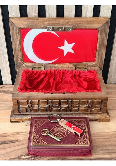 Ceviz El İşlemeli Kur An-ı Kerim Sandığı Türk Bayraklı Kur An-ı Kerim Ve Metal Anahtarlık