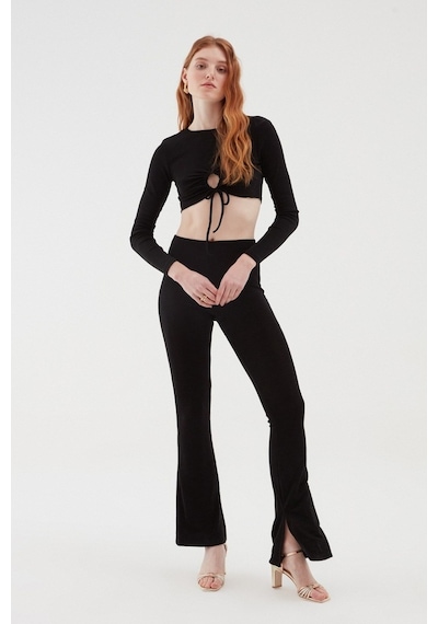 Quzu Dekolte Detaylı Crop Bluz Siyah