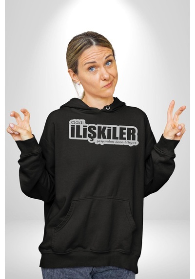 Ciddi İlişkiler Şarjımdan Önce Bitiyor Yazılı Kadın Erkek Siyah Kapüşonlu Sweatshirt Hoodie Siyah