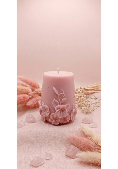 Pembe Dekoratif Kabartmalı Çiçekli Soya Mum Pembe
