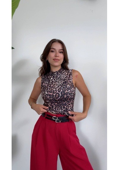 Duygudan Leopar Desenli Yüksek Yaka Kolsuz Bluz - Cesur Ve Modern - Leopar Çok Renkli Duygudan Leopar Desenli Yüksek Yaka Kolsuz Bluz - Cesur Ve Modern - Leopar Çok Renkli