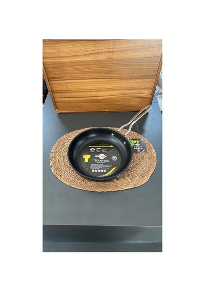 Safinox 22cm Titanyum Metal Kulplu Indiksyon Tab. Tava Siyah - 673284509 Siyah