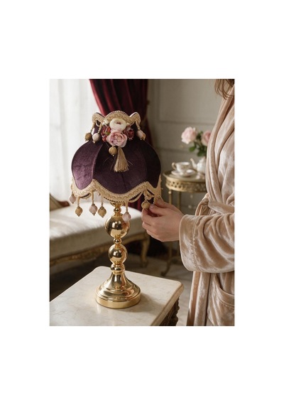 Kahverengi Kadife Başlıklı Nilin Çiçeği Süslemeli Gold Metal Ayaklı Vintage Model Abajur 60x30cm
