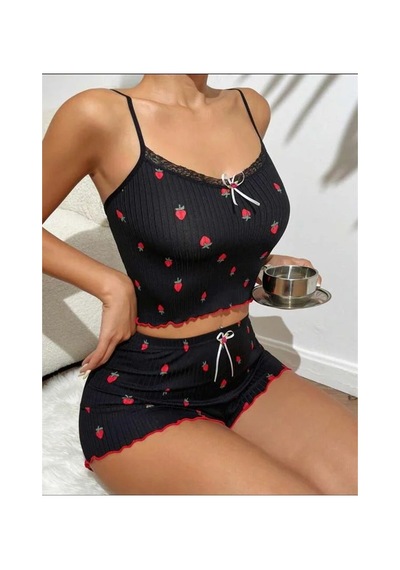 Emvera Kadın Siyah Üstüne Kırmızı Çilek Desenli Askılı Şortlu Pijama Takımı