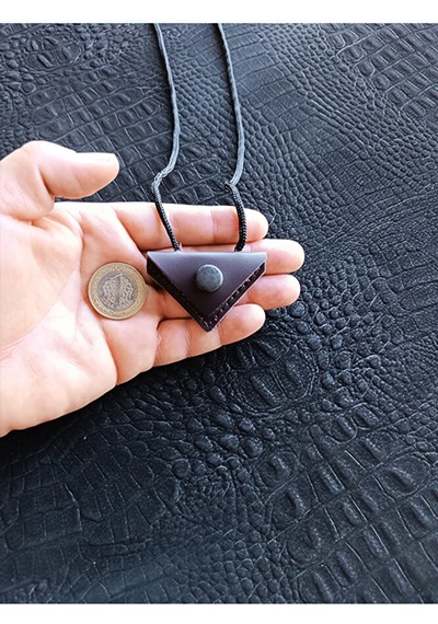 Mini Cevşen Dualı Kolye Muska Hakiki Deri El Yapımı Üçgen Kahverengi