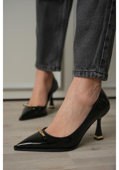 Esatsani Siyah Rugan Gold Toka Detaylı Sivri Burun 9 Cm Topuklu Rara Stiletto Kadın Ayakkabı Siyah Rugan Esatsani Siyah Rugan Gold Toka Detaylı Sivri Burun 9 Cm Topuklu Rara Stiletto Kadın Ayakkabı Siyah Rugan