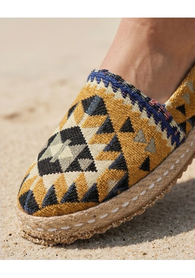 Futsishoes Camellıa Sarı Kilim Desenli Hasır Taban Nakış Detaylı Hakiki Deri Kadın Etnik Desen Espadril Ayakkabı Futsishoes Camellıa Sarı Kilim Desenli Hasır Taban Nakış Detaylı Hakiki Deri Kadın Etnik Desen Espadril Ayakkabı