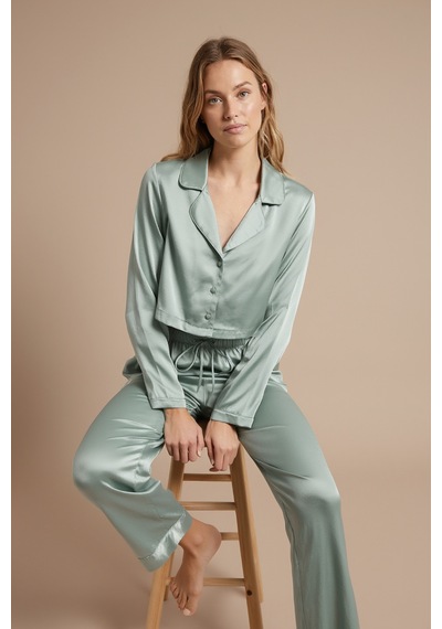 Kadın Yeşil Saten Crop Pijama Takımı Gömlek Yaka, Düğmeli Ve Şık Ev Giyim Kadın Yeşil Saten Crop Pijama Takımı Gömlek Yaka, Düğmeli Ve Şık Ev Giyim