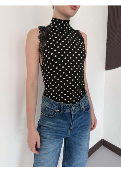 Verymoda Puantiyeli Balıkcı Yaka Sıfır Kol Dantel Detaylı Bluz D3014 Siyah