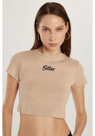 Tudors Kadın Slim Fit Dar Kesim %100 Pamuk Bisiklet Yaka Baskılı Bej Crop Tişört-33987 Bej