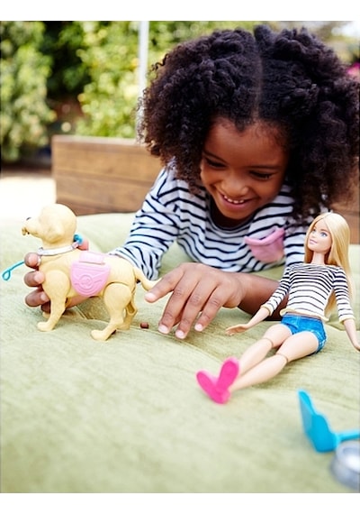 Barbie ve Tuvalet Eğitimindeki Köpeği Köpekli Barbie