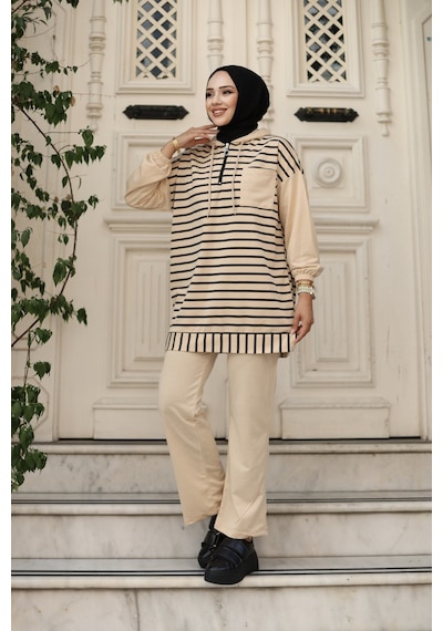 Genel Markalar Moda Efsa Tesettür Giyim Kapüşonlu Ve Önü Yarım Fermuarlı Çizgili 2 İplik Pantalon İle Tunik Takım Bej Bej Genel Markalar Moda Efsa Tesettür Giyim Kapüşonlu Ve Önü Yarım Fermuarlı Çizgili 2 İplik Pantalon İle Tunik Takım Bej Bej