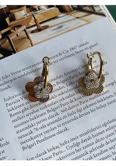 Kadın Zirkon Taşlı Yonca Çelik Kararmaz Gold Kaplama Küpe Çifti Altın