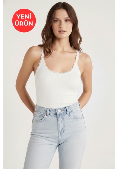 Kadın Pamuklu Normal Kalıp Dantel Detaylı Regular Fit İnce Askılı Oyuk Yaka Beyaz Atlet Beyaz Kadın Pamuklu Normal Kalıp Dantel Detaylı Regular Fit İnce Askılı Oyuk Yaka Beyaz Atlet Beyaz