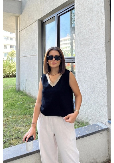 WeShaya Siyah Hasır Detaylı V Yaka, İthal Müslin Kumaş, Basic Kesim, Salaş Kolsuz Bluz & Atlet Siyah WeShaya Siyah Hasır Detaylı V Yaka, İthal Müslin Kumaş, Basic Kesim, Salaş Kolsuz Bluz & Atlet Siyah