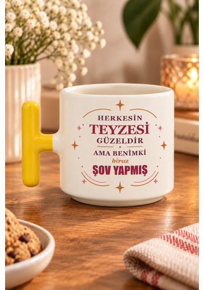 Herkesin Teyzesi Güzeldir Ama Benimki Biraz Şov Yapmış Baskılı T Kupa - Kırmızı Sarı Kulp
