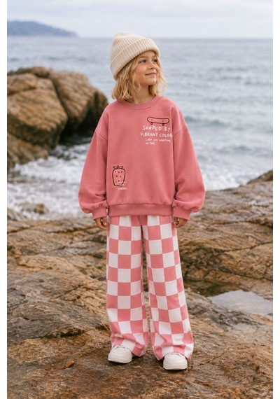 Zuzunga Kız Çocuk Dama Desenli Oversize 3 İplik Sweatshirt Ve Bol Paça Eşofman Takım Pembe Zuzunga Kız Çocuk Dama Desenli Oversize 3 İplik Sweatshirt Ve Bol Paça Eşofman Takım Pembe