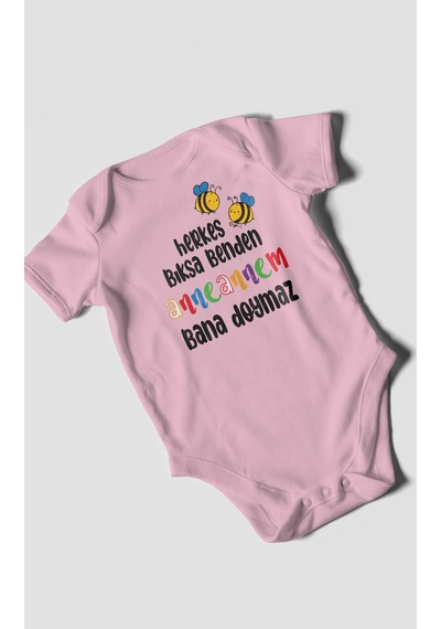 Herkes Bıksa Benden Anneannem Bana Doymaz Baskılı Bebek Zıbını %100 Pamuk Kısa Kol Koyu Pembe