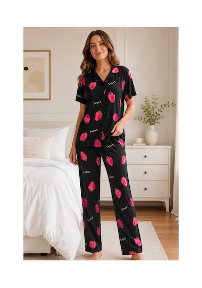 Angbutik Siyah Çilek Desenli Kısa Kollu Gömlek Yaka Milan Kumaş Kadın Pijama Takımı Tm1492 Angbutik Siyah Çilek Desenli Kısa Kollu Gömlek Yaka Milan Kumaş Kadın Pijama Takımı Tm1492