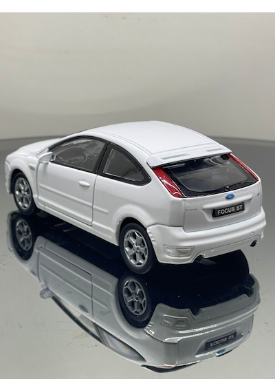 1.36 Ölçek Ford Focus Model Oyuncak Araba - Beyaz