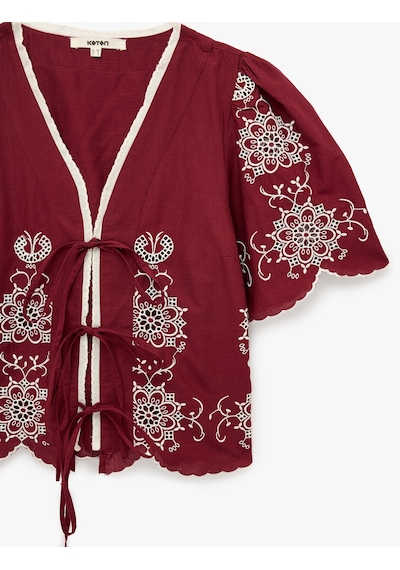 Koton Pamuklu Kısa Kollu Nakışlı Brodeli Fiyonklu Önden Bağlamalı Bluz Bordo Desenli 6sak60327uw