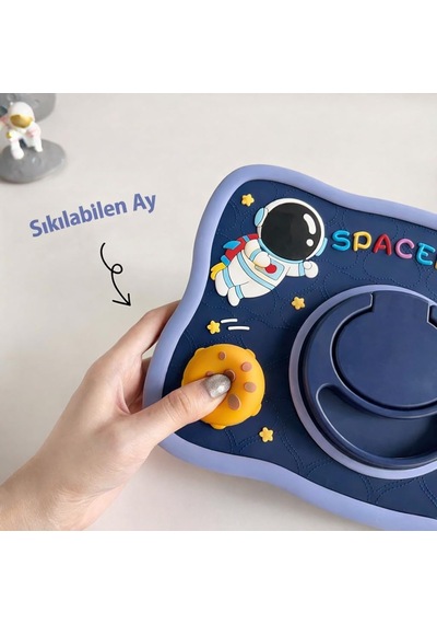 Samsung Galaxy Tab A11 Plus İle Uyumlu Kılıf 360 Derece Döner Stand Yatay Dikey Kullanılabilir, Kawaii Askılı Tasarım Kalem Yuvası Özellikli Sevimli Space-man Tasarımı