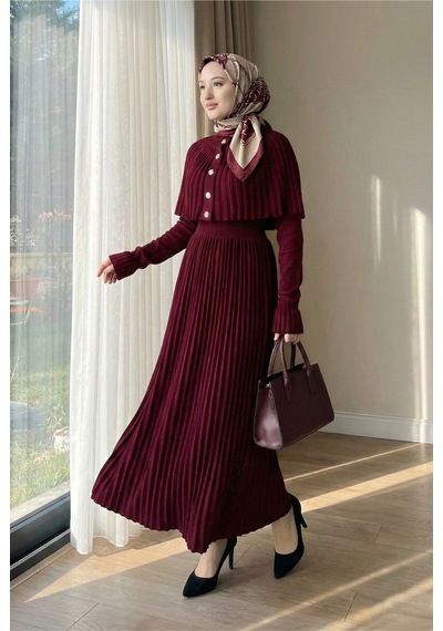 Qeteen Pelerin Detaylı Pliseli Tesettür Triko Elbise Bordo Bordo