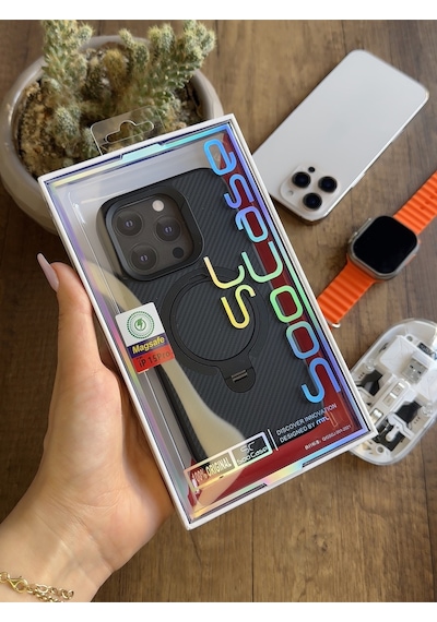 Apple iPhone 15 Pro Uyumlu Karbon Desenli Standlı Ve Magsafe Uyumlu Kılıf Soocase700 Siyah