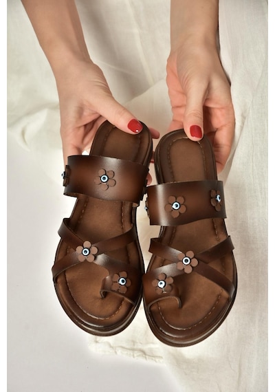 Fox Shoes Y390022603 Kahverengi Hakiki Deri Nazar Boncuklu Parmak Detaylı Kadın Terlik Kahverengi Fox Shoes Y390022603 Kahverengi Hakiki Deri Nazar Boncuklu Parmak Detaylı Kadın Terlik Kahverengi
