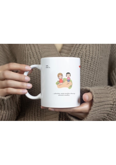Aşk Temalı Kupa Bardak - Attığı Mesajları Okuyup Tebessüm Etmektir Yazılı Love Romantik Kupa Hediye Beyaz
