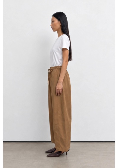Kadriye Baştürk Barrel Kumaş Rahat Kesim Pantolon Camel