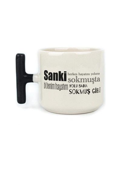 Sanki Herkes Hayatını Yoluna Sokmuşta Baskılı Siyah Kulplu T Kupa