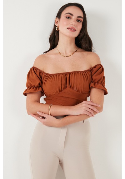 Lela Regular Fit Madonna Yaka Bağlama Detaylı Crop Bayan Bluz 6527017 Kahve