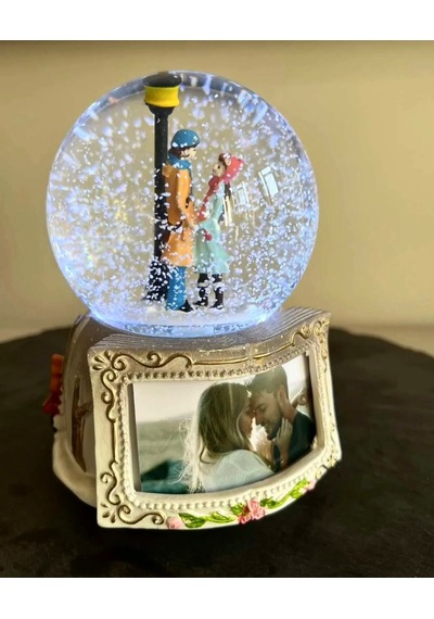 Kişiye Özel Fotoğraflı Mega Boy Otomatik Kar Püskürtmeli Işıklı Müzikli Kar Küresi - Pil Ve Hediye Paketi Dahil 16 Cm X 12 Cm