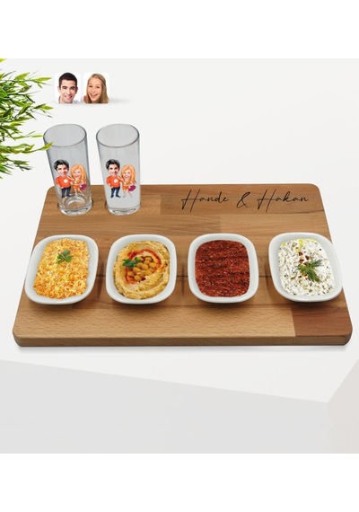 Kişiye Özel Sevgililer Karikatürlü 2 Li Rakı Bardağı Ve Meze Tabaklı Doğal Masif Ahşap Servis Sunum Tepsisi Model 54