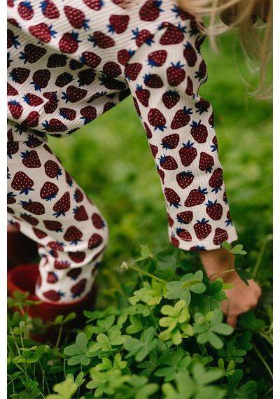 Antebies Organik Gots Sertifikalı Çilek Tarlası Desenli, Uzun Kollu Kız Çocuk Pijama Takımı Bordo