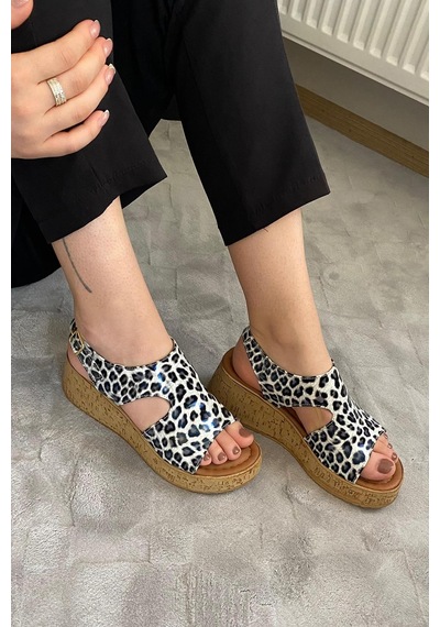 Preshley Kadın Tinge Beyaz Rugan Leopar Kalın Mantar Taban Ortopedik Sandalet K-250