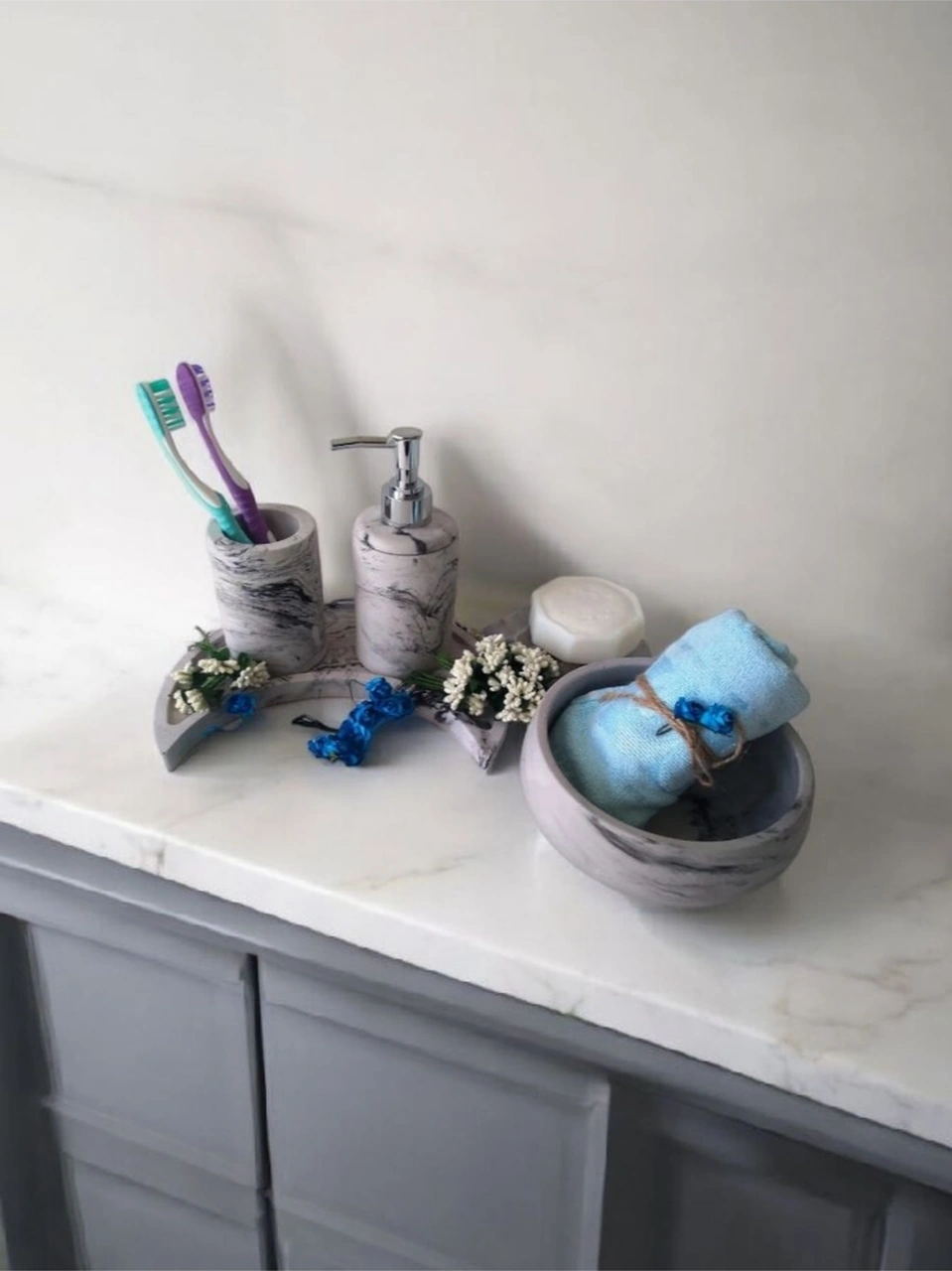 Marble Serisi Hilal Tepsili Ve Havluluklu Beton Banyo Seti Antrasit