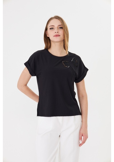 Sortie Collection Göğsü Fiyonk Nakışlı Yırtmaçlı Modal Basic Tişört Siyah